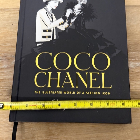 COCO CHANEL Fashion Book
Coco Chanel:The Illustrated World of a Fashion Icon - Picture 3 of 10